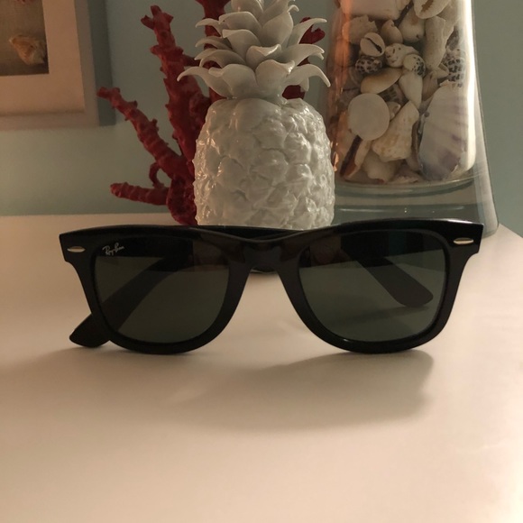 Classic Ray-Ban Wayfarer sunglasses - Picture 1 of 5